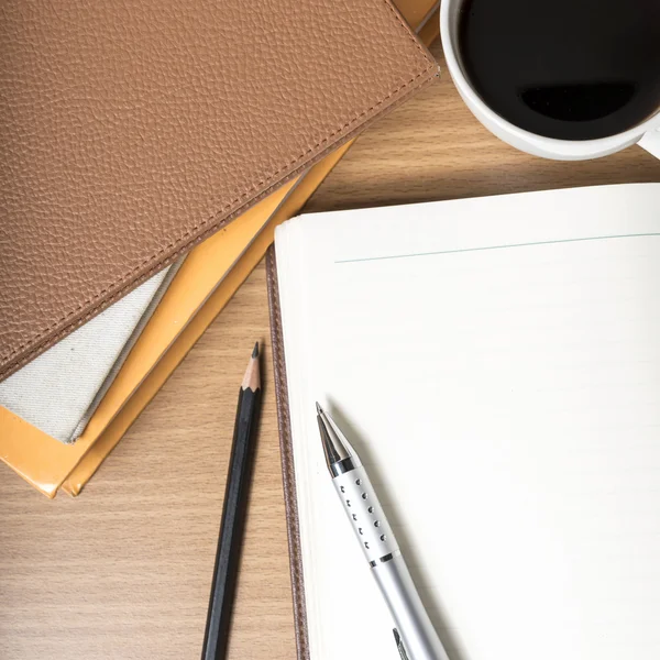 Notitieblok openen met boek en koffie beker — Stockfoto