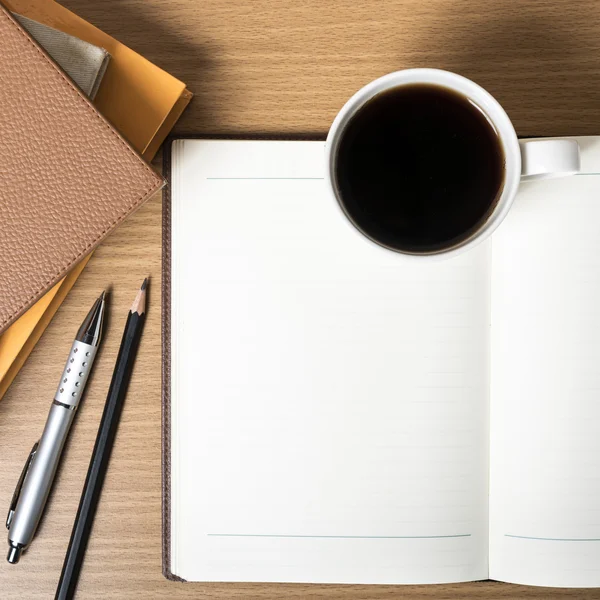 Carnet ouvert avec livre et tasse à café — Photo