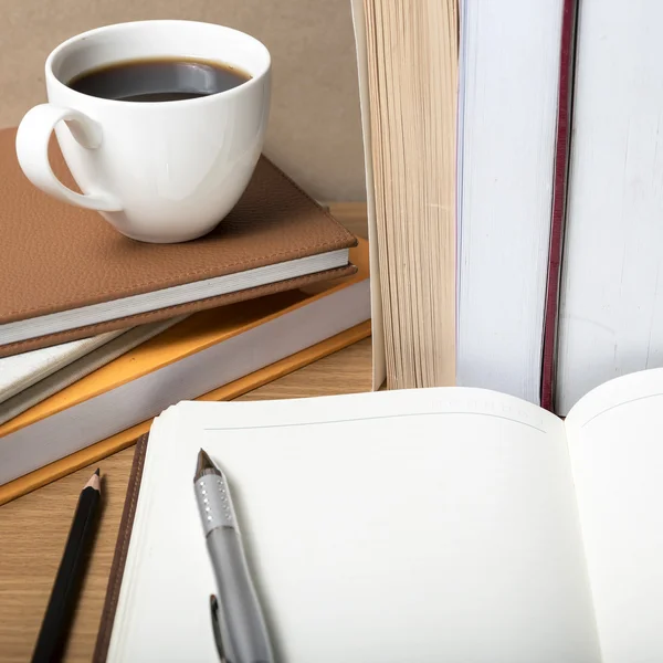 Carnet ouvert avec livre et tasse à café — Photo