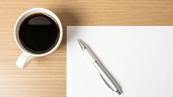 Koffiekopje met wit papier en pen — Stockfoto
