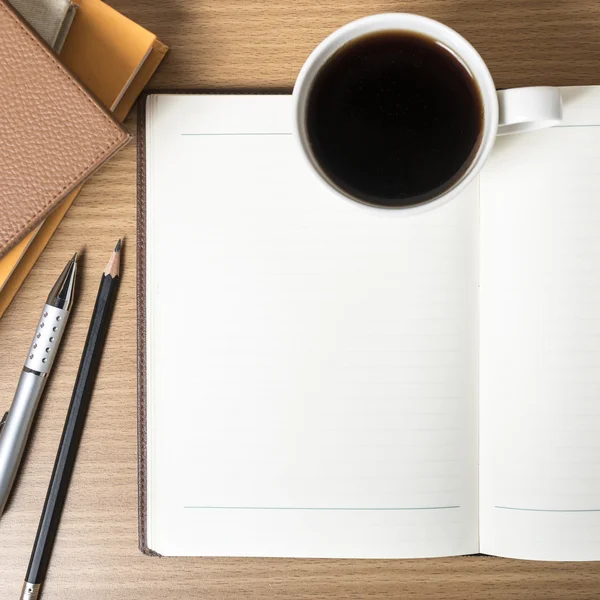 Carnet ouvert avec livre et tasse à café — Photo