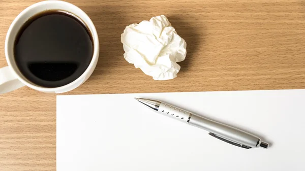 Papier und zerknüllt mit Stift und Kaffeetasse — Stockfoto