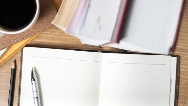 Notitieblok openen met boek en koffie beker — Stockfoto