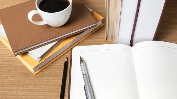 Carnet ouvert avec livre et tasse à café — Photo