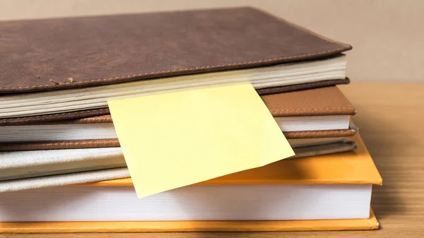 Stapel boek met sticky note — Stockfoto