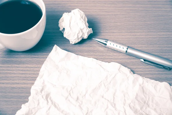 Papel y arrugado con pluma y taza de café estilo vintage — Foto de Stock