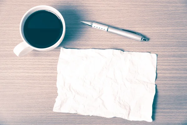 Papel y pluma con taza de café estilo vintage —  Fotos de Stock