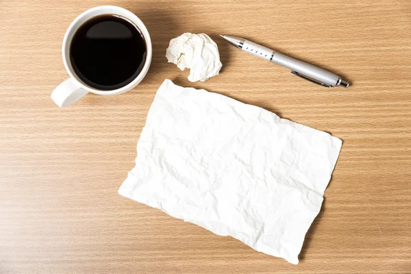 Papier en verfrommeld met pen en koffie beker — Stockfoto