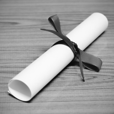 Diploma siyah ve beyaz renk tonu stili