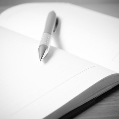 kalem açık defter siyah ve beyaz renk tonu stili