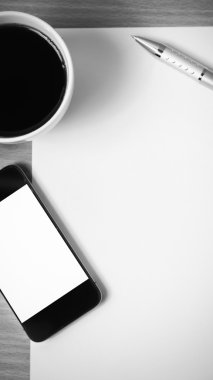 siyah ve beyaz co kağıt ve kalem ile kahve fincanı ve akıllı telefon