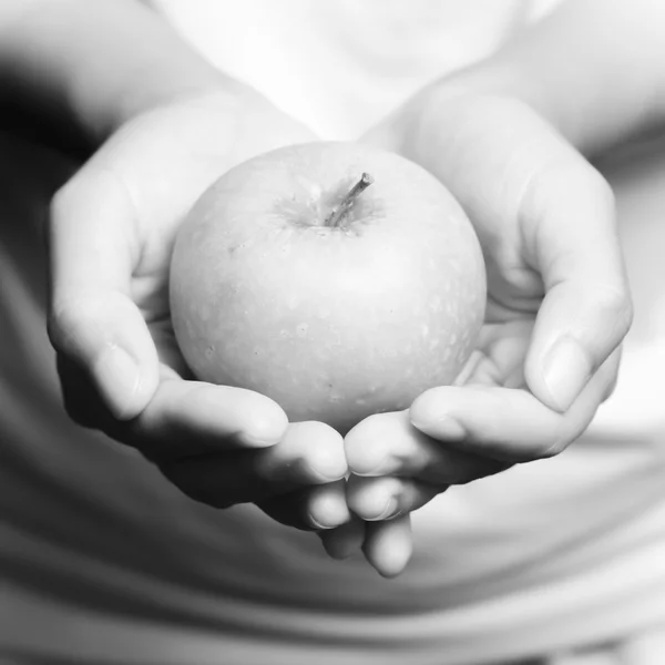 Käsi tilalla omenan hedelmiä musta ja valkoinen väri sävy tyyli — kuvapankkivalokuva