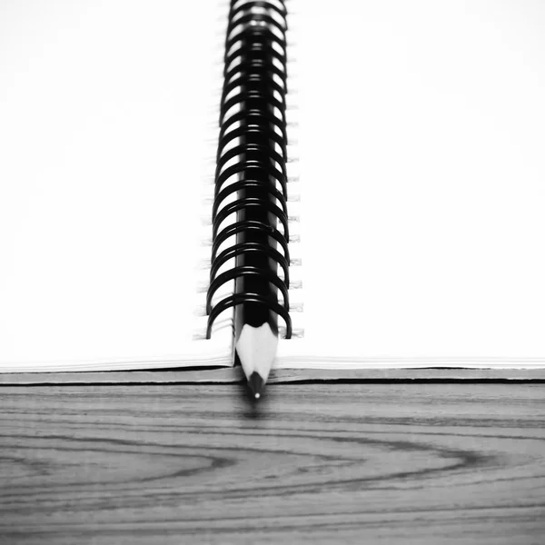 Notebook e lápis estilo tom de cor preto e branco — Fotografia de Stock