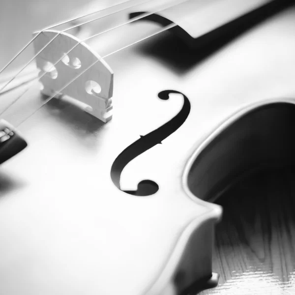 Violin on wood background black and white color tone style — Stock Photo, Image