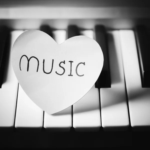 Piano och hjärta svart och vit färg tonar stil — Stockfoto