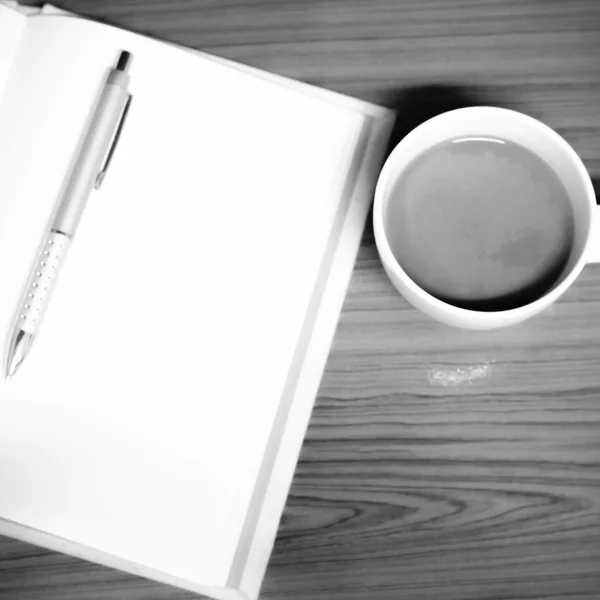 Kaffee und Notizbuch schwarz-weiß Farbton Stil — Stockfoto