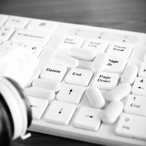 Pills on keyboard computer black and white color tone style — Stock Photo, Image