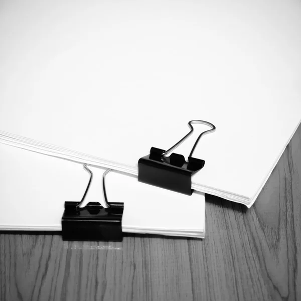 Klip i papier kolor biało-czarny dźwięk stylu — Zdjęcie stockowe