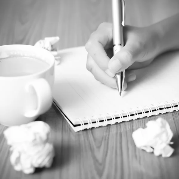 手上笔记本黑色和白色的颜色色调猪圈用钢笔写字 — 图库照片