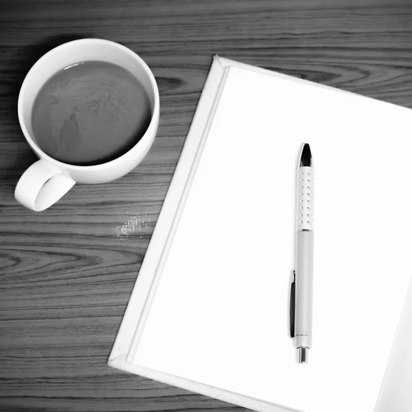 Café y cuaderno de color blanco y negro estilo de tono — Foto de Stock