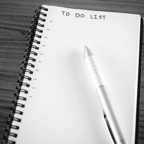 Cuaderno y pluma con la palabra para hacer la lista de tonos de color blanco y negro —  Fotos de Stock