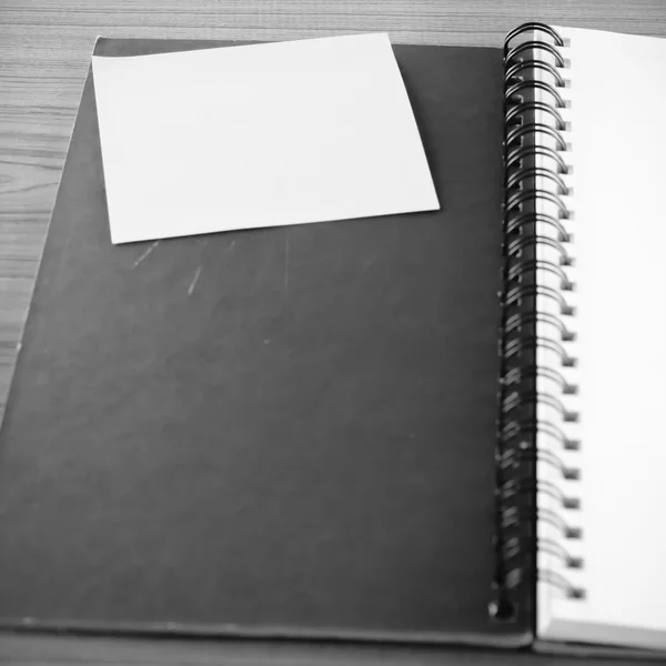 Cuaderno abierto con poste que el estilo de tono de color blanco y negro — Foto de Stock