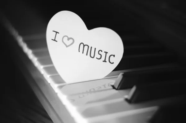 Фортепиано и сердце черный и белый тон стиль — стоковое фото