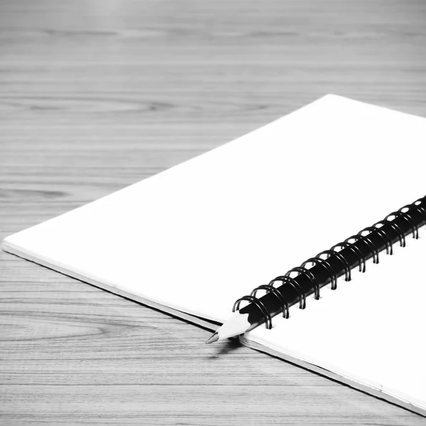 Notebook e lápis estilo tom de cor preto e branco — Fotografia de Stock