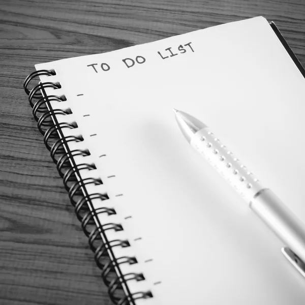 Cuaderno y pluma con la palabra para hacer la lista de tonos de color blanco y negro —  Fotos de Stock