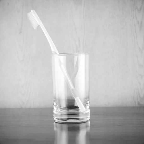 Escova de dentes em vidro estilo tom de cor preto e branco — Fotografia de Stock
