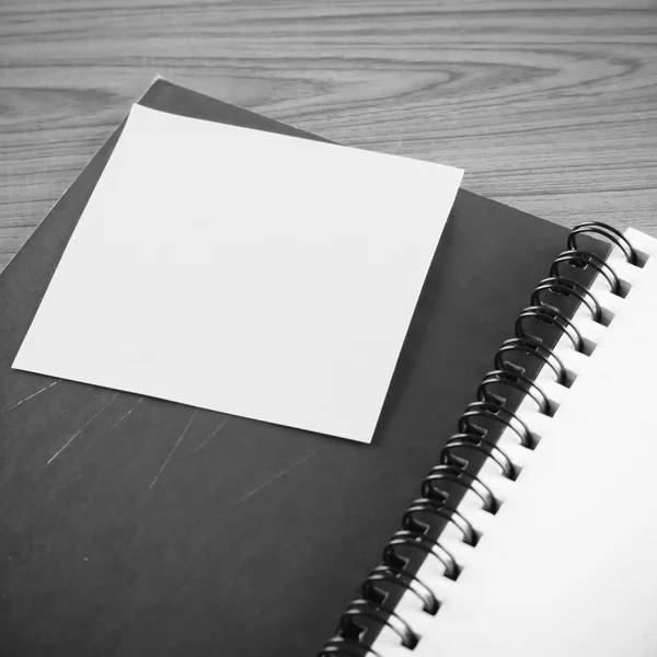 打开笔记本与张贴它黑色和白色的颜色色调风格 — 图库照片