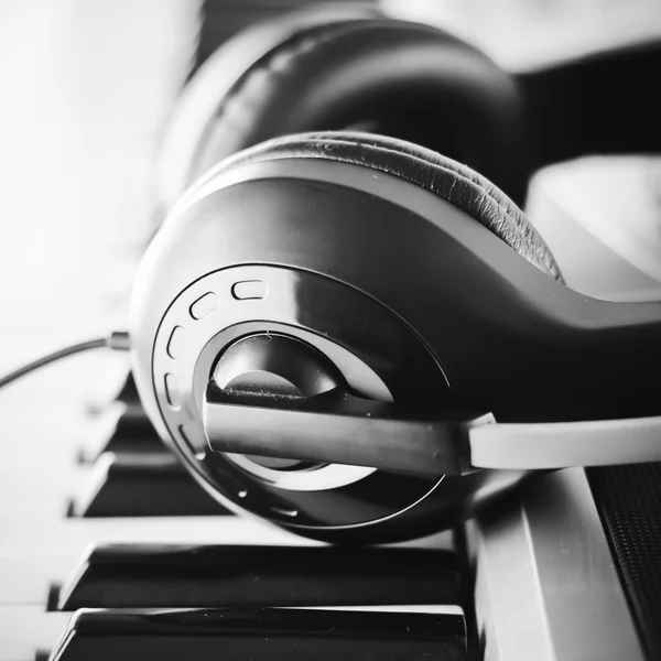 Headphones on electric piano keyboard black and white color tone — Stock Photo, Image
