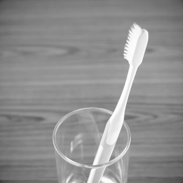 Tandenborstel in glas zwart-witte kleur Toon stijl — Stockfoto