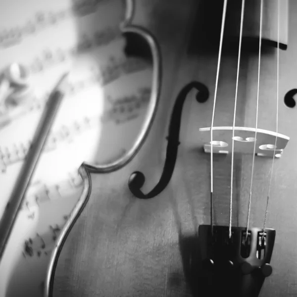 Tiempo para practicar el violín estilo de tono de color blanco y negro — Foto de Stock