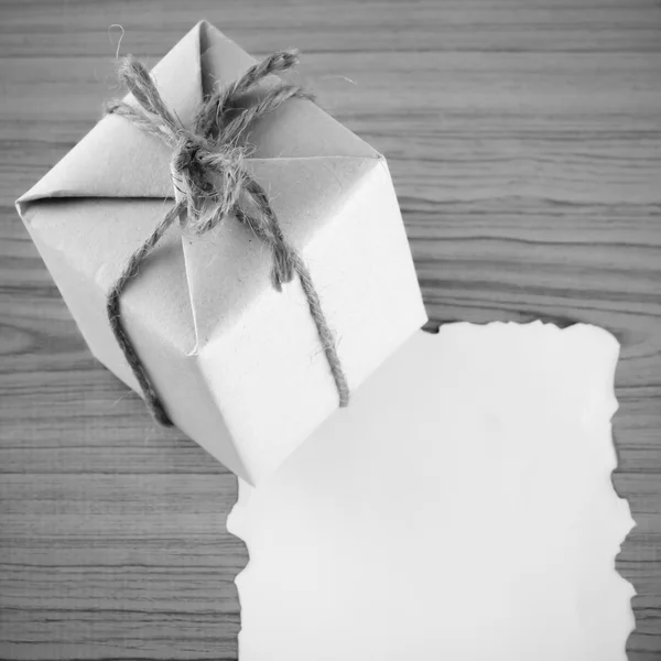 Confezione regalo con carta colore bianco e nero tono stile — Foto Stock