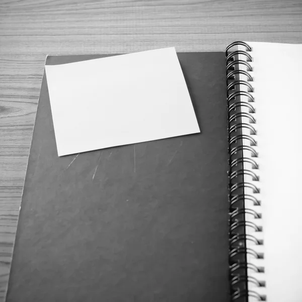 Caderno aberto com post-lo estilo tom de cor preto e branco — Fotografia de Stock
