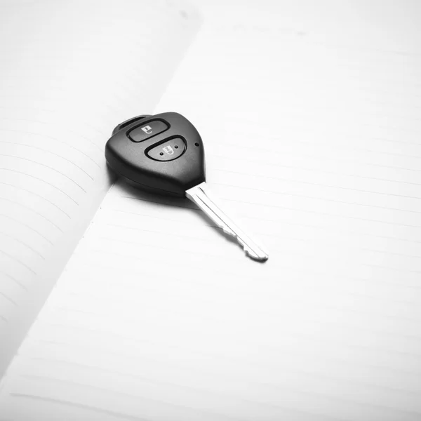 Bilnyckel på notebook svart och vit färg tonar stil — Stockfoto