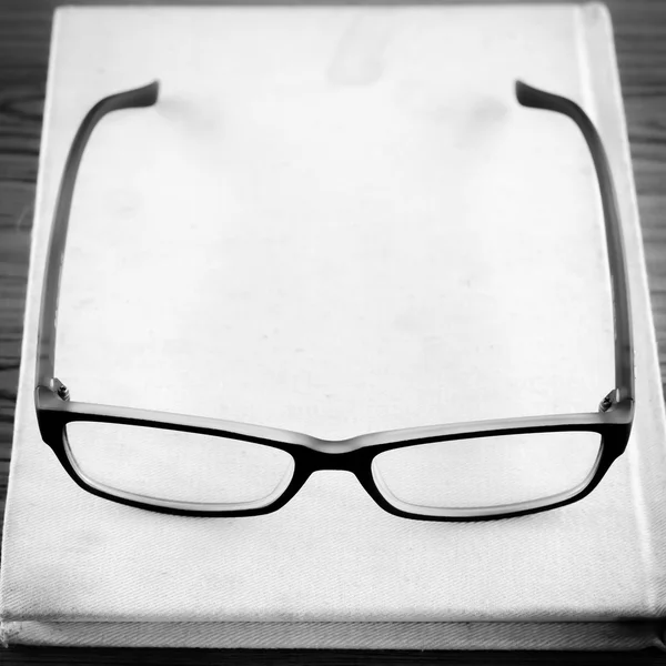 Óculos no estilo de tom de cor preto e branco notebook — Fotografia de Stock