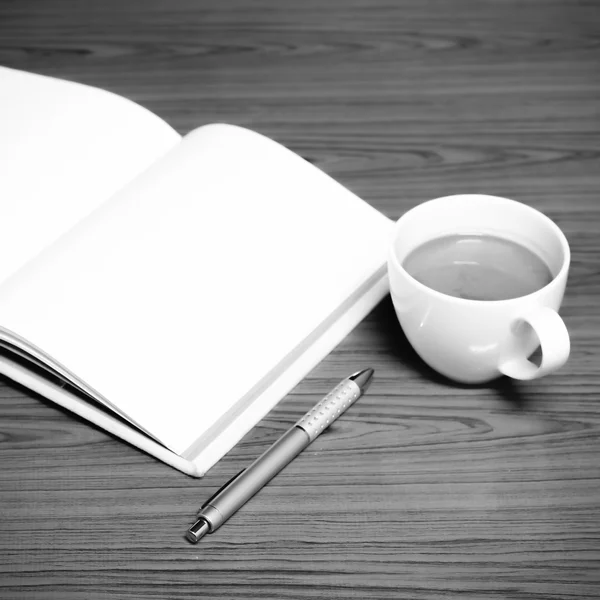 Café y cuaderno de color blanco y negro estilo de tono —  Fotos de Stock