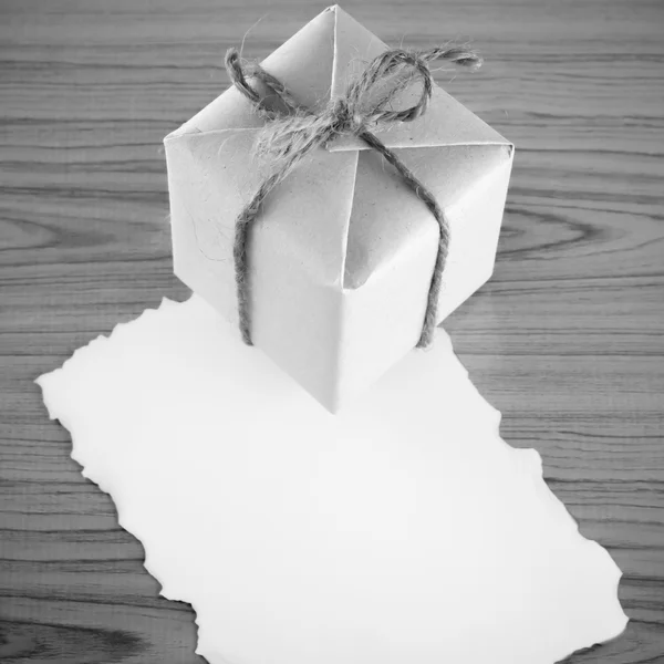 Caixa de presente com papel preto e branco cor tom estilo — Fotografia de Stock