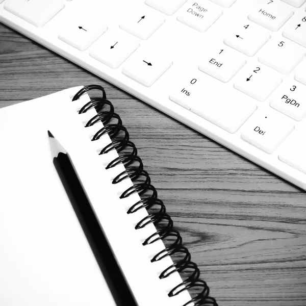 Computador de teclado com notenook e lápis cor preto e branco — Fotografia de Stock