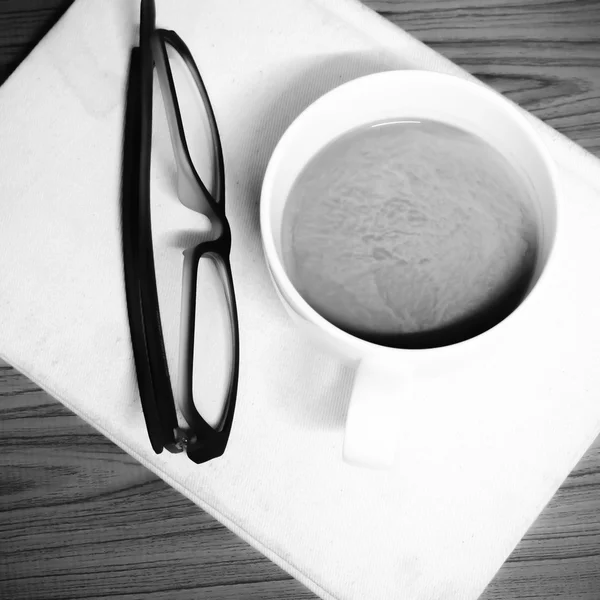 Taza de café y portátil con gafas tono de color blanco y negro — Foto de Stock