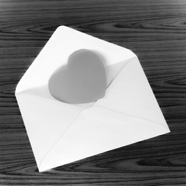 Kalp zarf siyah ve beyaz renk tonu stili ile — Stok fotoğraf