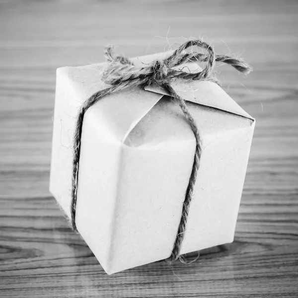 Caja de regalo negro y blanco tono de color estilo — Foto de Stock