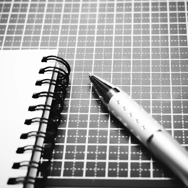 Notebook e penna sul taglio opaco in bianco e nero stile tono di colore — Foto Stock