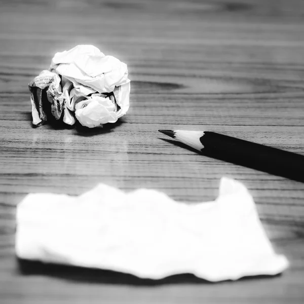 Sucata de papel e amassado com lápis tom de cor preto e branco — Fotografia de Stock