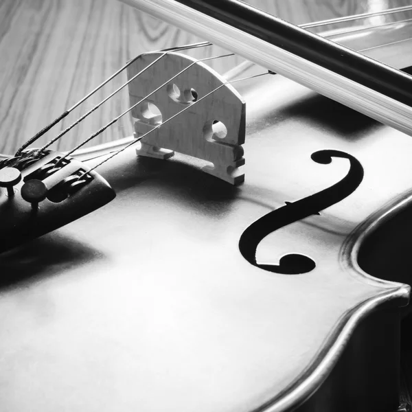 Violin on wood background black and white color tone style — Stock Photo, Image