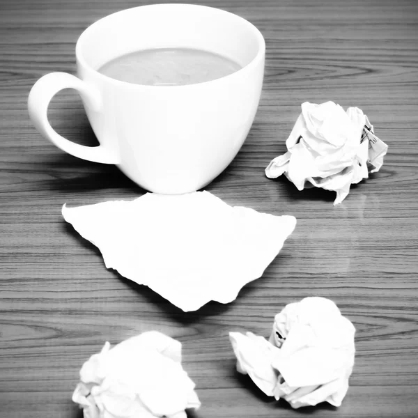 Tazza di caffè e accartocciato in bianco e nero tono di colore stile — Foto Stock