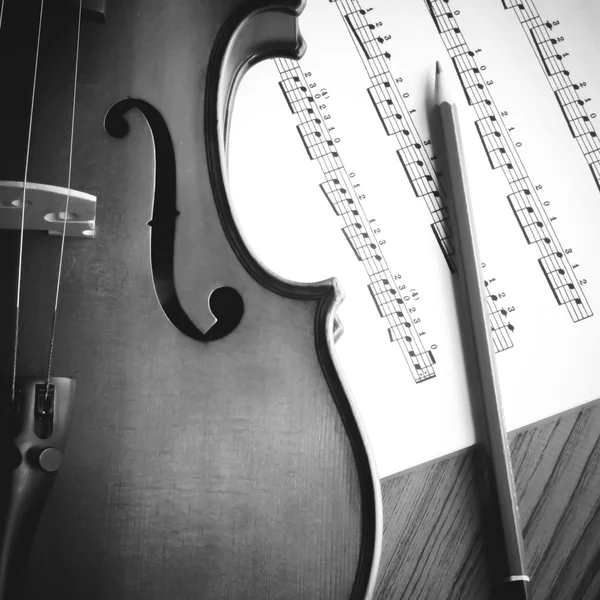 Tiempo para practicar el violín estilo de tono de color blanco y negro — Foto de Stock