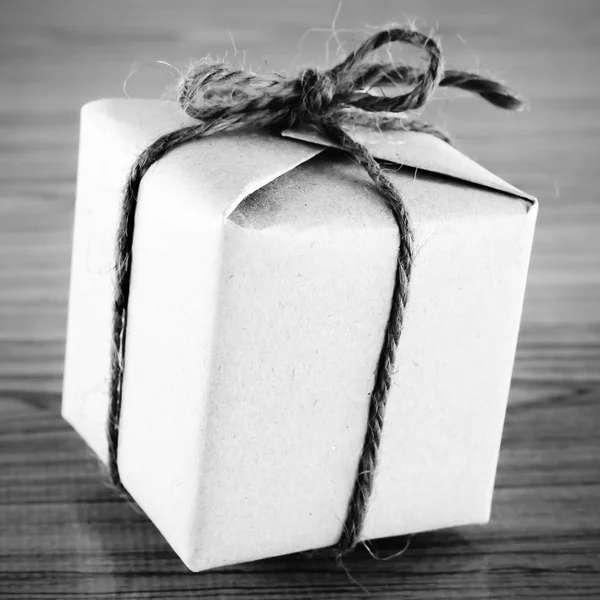 Caja de regalo negro y blanco tono de color estilo — Foto de Stock